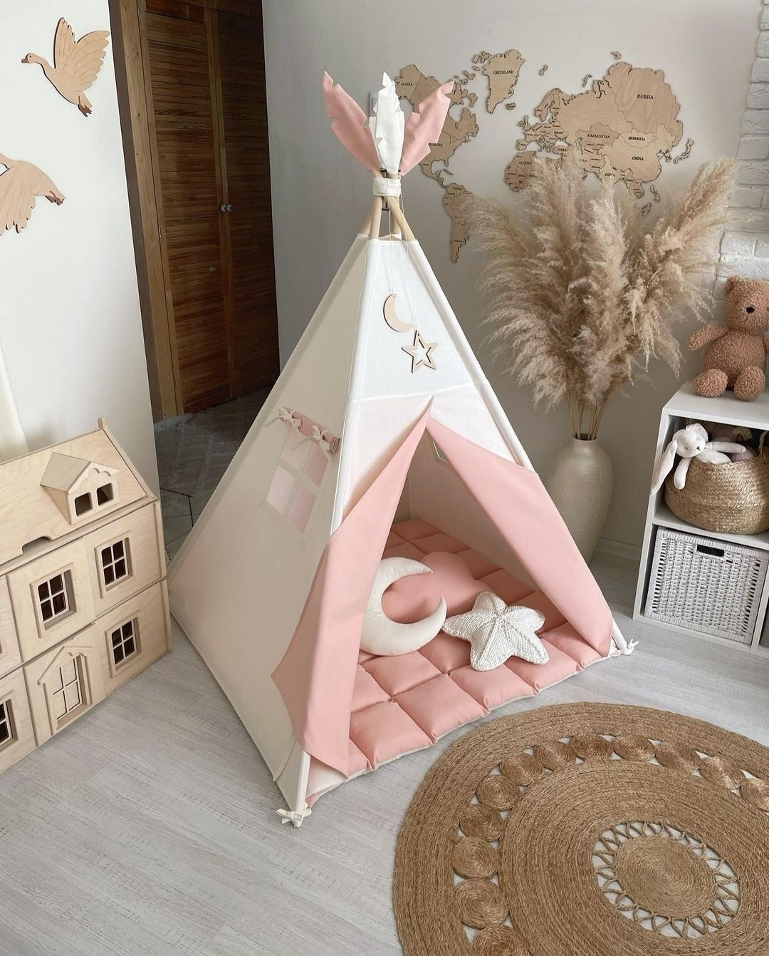 Šator u nežno roze i krem boji prikazan odozgo iz ljudske prespektive idealan je za devojčice, kreirajući umirujući ambijent. Šator ima dva prozora, dok su unutra dva dekorativna jastuka – jedan u obliku polumeseca, a drugi u obliku zvezde, što prostoru dodaje bajkovitu atmosferu. Iza šatora, detalji poput zidne mape sveta i aranžmana suve trave u vazama doprinose toplini i domaćem osećaju. Vrh šatora krase tri dekorativna lista – dva roze i jedan beli – koji unose dašak indijanskog stila i autentičnosti.