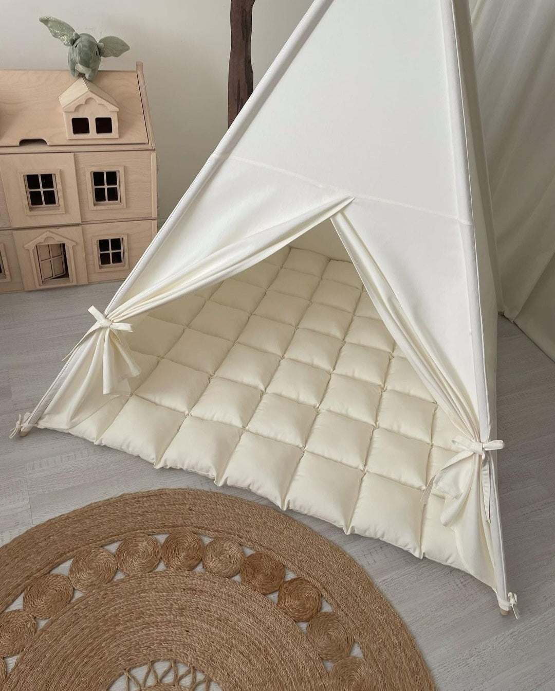 Mali šator za decu u nežnoj krem boji koji će svaku dečiju sobu pretvoriti u posebnu avanturu.
Na slici dominira šator za decu napravljen od kvalitetnog platna, sa mekanom podlogom koja pruža maksimalnu udobnost za male istraživače. Ambijent upotpunjuje kućica za lutke. Uz šator se nalazi i stara kućica za lutke.